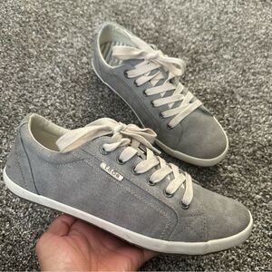 Taos Footwear Gray and White Sneakers with Minimalist Design